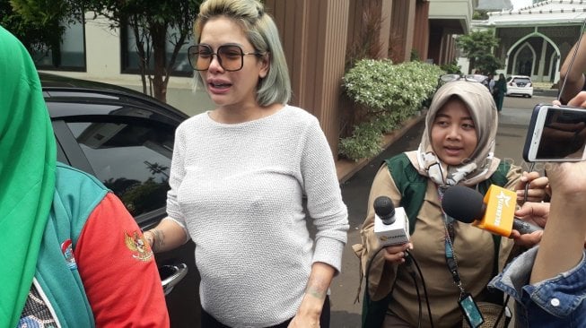 Nikita Mirzani kembali menjalani sidang isbat perceraian di Pengadilan Agama Jakarta Selatan, Kamis (14/3/2019). [Wahyu Tri Laksono/Suara.com]