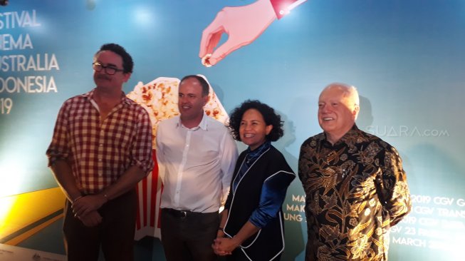 Mira Lesmana dan Duta Besar Australia, Gary Quinlan, di pembukaan FSAI 2019 di CGV Jakarta Pusat, Kamis (14/3/2019). [Wahyu Tri Laksono/Suara.com]