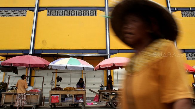 Suasana Gedung Tempat Penampungan Sementara (TPS) yang diperuntukkan bagi pedagang Pasar Minggu, Jakarta, Kamis (14/3).  [Suara.com/Arief Hermawan P]