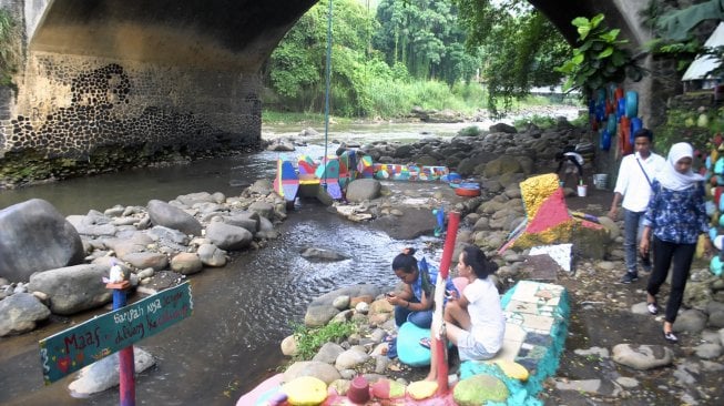 Warga beraktivitas di dekat aliran Sungai Ciliwung, Kelurahan Sempur, Kota Bogor, Jawa Barat, Rabu (13/3). [ANTARA FOTO/Arif Firmansyah]