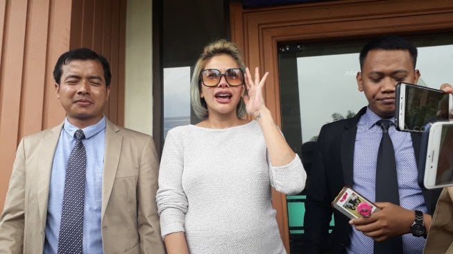 Nikita Mirzani kembali menjalani sidang isbat perceraian di Pengadilan Agama Jakarta Selatan, Kamis (14/3/2019). [Wahyu Tri Laksono/Suara.com]