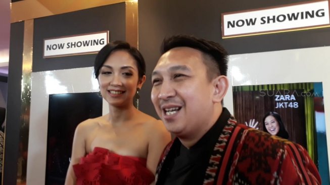 Augie Fantinus dan istrinya Adriana Bustami di Indonesian Movie Actors (IMA) Awards 2019. [Sumarni/Suara.com]