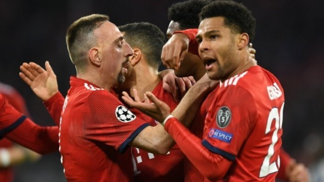 Para pemain Bayern Munich merayakan gol penyama menjadi 1-1 setelah pemain Liverpool Joel Matip mencetak gol bunuh diri di laga Liga Champions. Christof STACHE / AFP