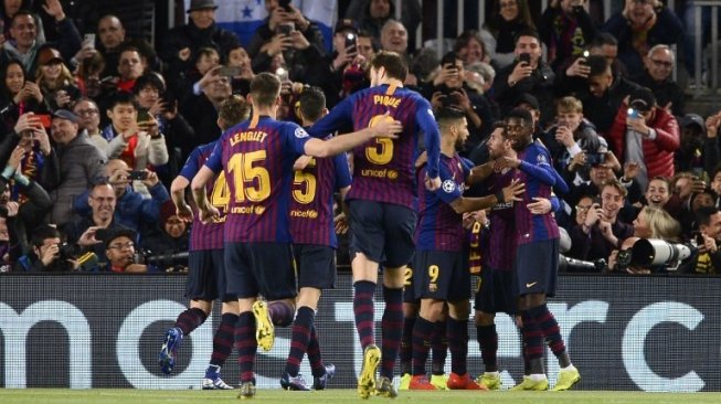 Para pemain Barcelona merayakan gol Lionel Messi ke gawang Lyon pada pertandingan Liga Champions di Camp Nou. Josep LAGO / AFP