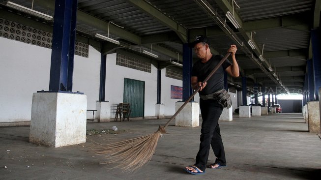 Suasana Gedung Tempat Penampungan Sementara (TPS) yang diperuntukkan bagi pedagang Pasar Minggu, Jakarta, Kamis (14/3).  [Suara.com/Arief Hermawan P]