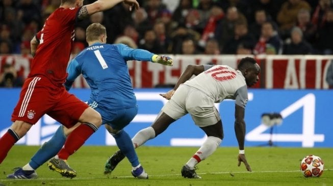 Aksi Sadio Mane saat mengecoh kiper Bayern Munchen, Manuel Neuer. (Odd Anderson/AFP)