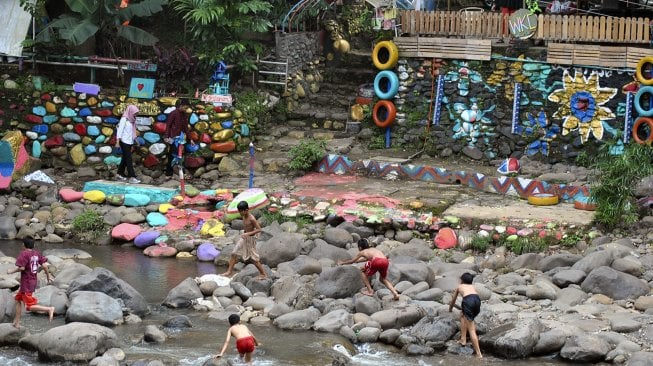 Warga beraktivitas di dekat aliran Sungai Ciliwung, Kelurahan Sempur, Kota Bogor, Jawa Barat, Rabu (13/3). [ANTARA FOTO/Arif Firmansyah]