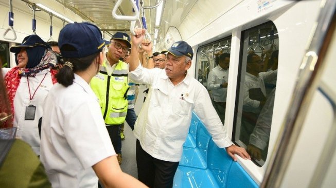 Begini Gaya Menteri Basuki Jajal MRT untuk Pertama Kali