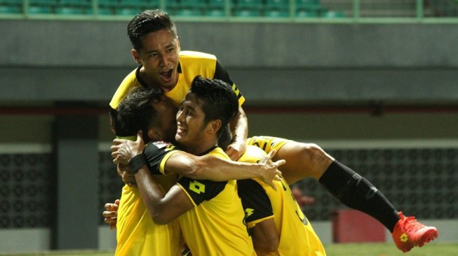 Pesepak bola Bhayangkara FC Rachmad Hidayat (kiri) melakukan selebrasi usai mencetak gol gawang Bali United FC pada pertandingan Piala Presiden 2019, di Stadion Patriot Candrabhaga, Bekasi, Jawa Barat, Kamis (14/3/2019). Pada pertandingan tersebut Bhayangkara FC berhasil mengalahkan Bali United FC dengan skor akhir 4-1. ANTARA FOTO/Risky Andrianto