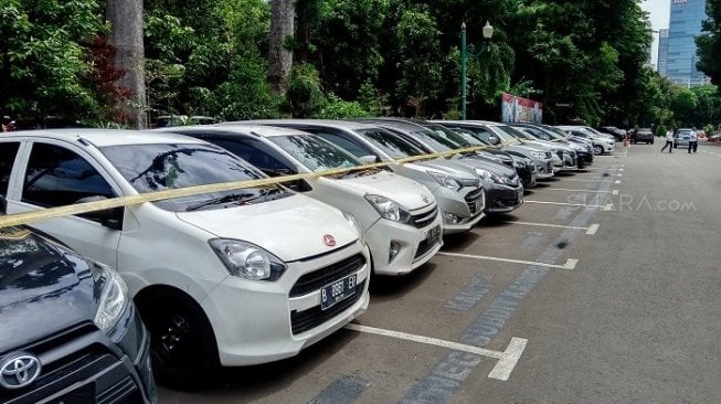 puluhan mobil yang disita polisi terkait kasus penggelapan modus sopir pribadi. (Suara.com/Arga)