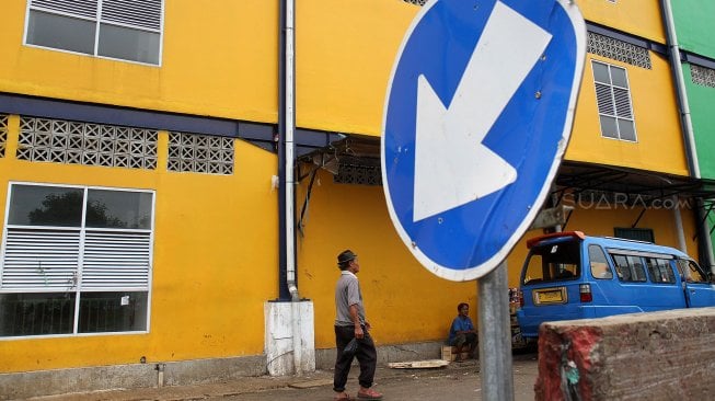 Suasana Gedung Tempat Penampungan Sementara (TPS) yang diperuntukkan bagi pedagang Pasar Minggu, Jakarta, Kamis (14/3).  [Suara.com/Arief Hermawan P]