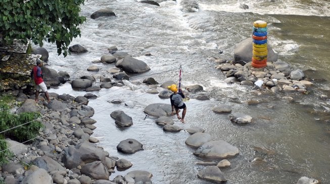 Warga beraktivitas di dekat aliran Sungai Ciliwung, Kelurahan Sempur, Kota Bogor, Jawa Barat, Rabu (13/3). [ANTARA FOTO/Arif Firmansyah]