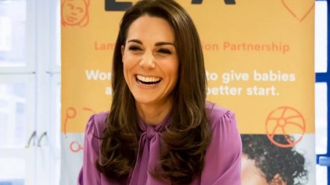 Ada Makna Tersembunyi di Balik Blouse Pussy Bow Kate Middleton