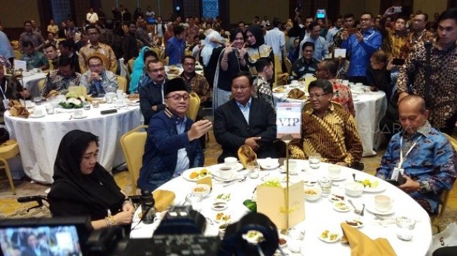 Capres Prabowo Subianto duduk bersama petinggi BPN di Hotel Sultan. (Suara.com/Ria Rizki)