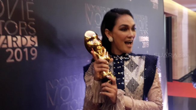 Pakai Celana Kulit Ketat, Luna Maya Tampil Seksi dengan Ikat Pinggang Mewah