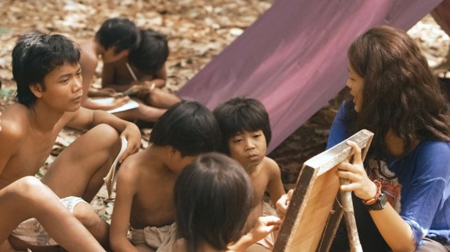 Butet Manurung dalam Sokola Rimba. (Netflix)