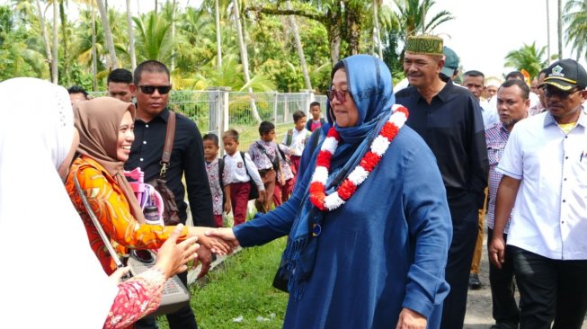 Menteri LHK, Siti Nurbaya menemui masyarakat Aceh, di halaman pendopo kecamatan, Aceh, Kamis (14/4/2019).  (Dok: KLHK)