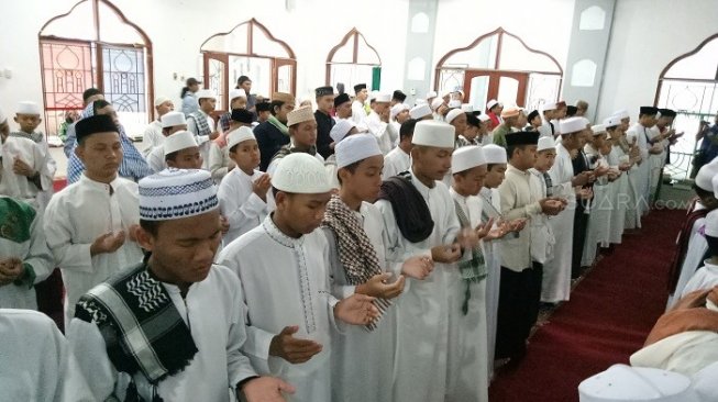 Ratusan santri gelar salat gaib untuk korban penembakan di Selandia Baru. (Suara.com/Rambiga)