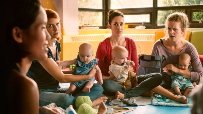 Kate Foster dalam Film Workin’ Moms. (Netflix)