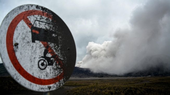 Abu vulkanis menyembur keluar dari kawah Gunung Bromo, Probolinggo, Jawa Timur, Jumat (15/3). ANTARA FOTO/Umarul Faruq