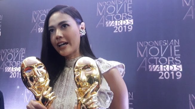 Berkat Love for Sale, Della Dartyan Borong Dua Piala IMA Awards 2019