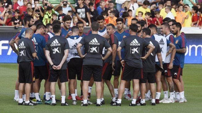 Pelatih timnas Spanyol Luis Enrique memberikan arahan kepada pemain dalam latihan jelang laga UEFA Nations League [AFP]