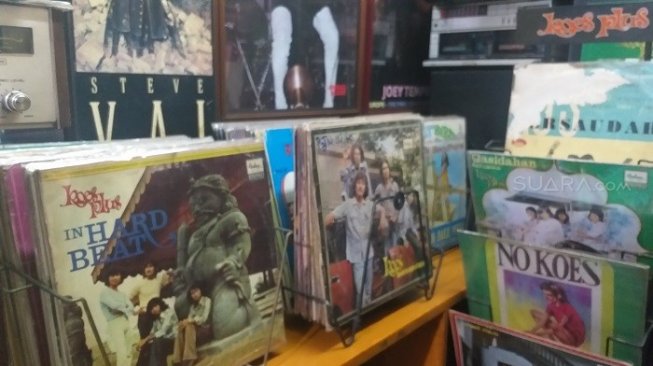 Vinyl lagu-lagu lawas yang dijual di Jalan Surabaya, Menteng, Jakpus. (Suara.com/Muslimin)