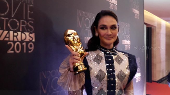 Ada Flek Hitam, Wajah Natural Luna Maya Jadi Sorotan