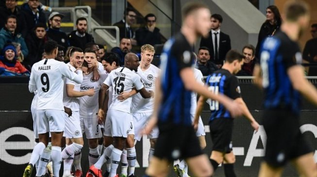 Para pemain Eintracht Frankfurt merayakan gol Luka Jovic (ketiga kiri) ke gawang Inter Milan dalam laga Liga Europa di Giuseppe Meazza. Miguel MEDINA / AFP
