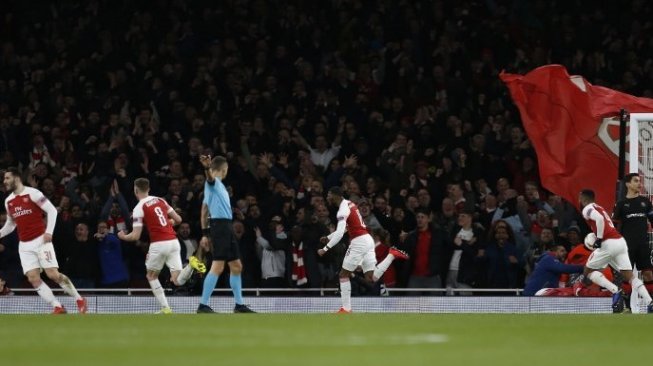 Gelandang Arsenal Ainsley Maitland-Niles (tengah) merayakan golnya ke gawang Rennes dalam laga Liga Europa di Emirates Stadium. Ian KINGTON / AFP