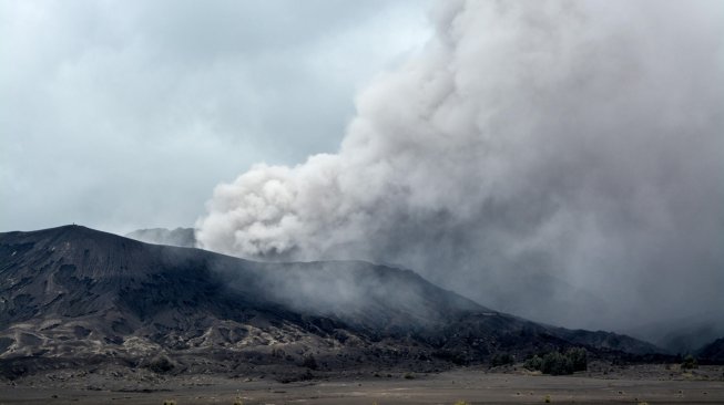 Abu vulkanis menyembur keluar dari kawah Gunung Bromo, Probolinggo, Jawa Timur, Jumat (15/3). ANTARA FOTO/Umarul Faruq