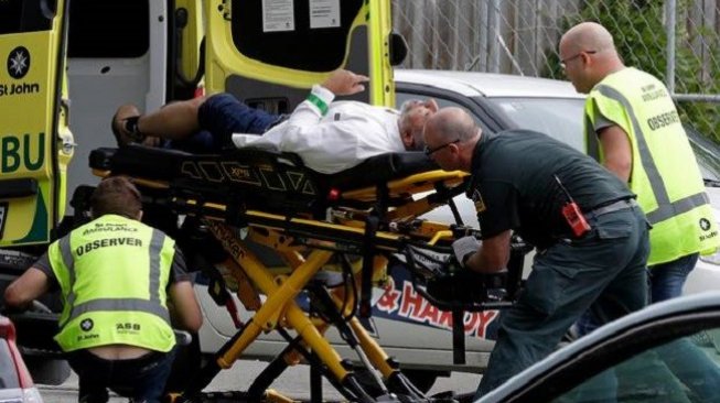 Petugas mengevakuasi salah satu korban penembakan masjid di Selandia Baru, Jumat (15/3/2019). (Foto: AP / NZ Herald)