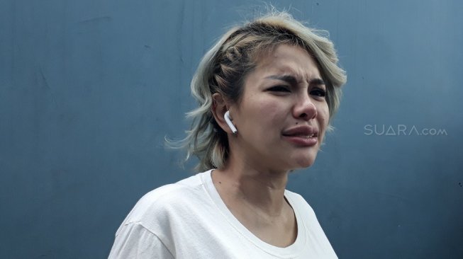 Nikita Mirzani saat ditemui di Jalan Kapten P. Tendean, Mampang Prapatan, Jakarta Selatan, Jumat (15/3/2019). [Wahyu Tri Laksono/Suara.com]