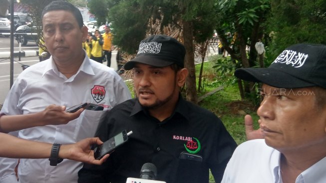 Damai Hari Lubis dan didampingi Koordinator Pelaporan bela Islam (Korlabi) melaporkan mantan pendiri Persaudaraan Alumni 212, Faisal Assegaf di laporkan ke Polda Metro Jaya. (Suara.com/Yosea Arga) 