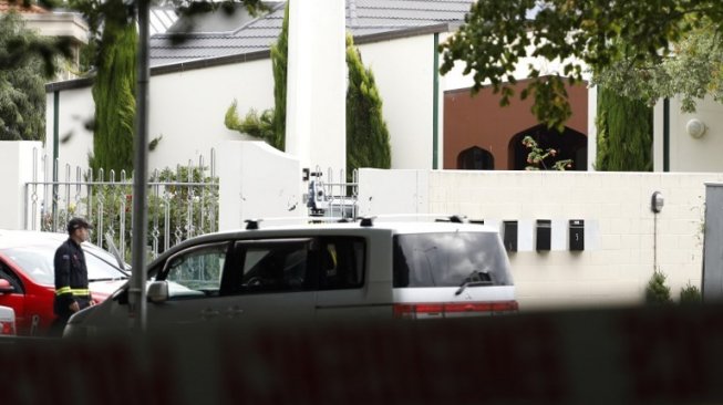 Petugas keamanan berjaga di depan Masjid An Nur, Christchurch, Selandia Baru pada Jumat (15/3/2019) setelah masjid itu diserang oleh seorang bersenjata. Sebanyak 49 orang tewas dalam tragedi itu. [AFP/Tessa Burrows]