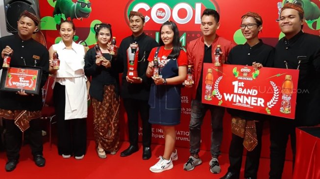 Perwakilan pemenang di ajang Pucuk Cool 2019 Jam berpose bersama para juri. (Ferry Noviandi/Suara.com)