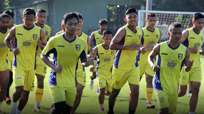 Para pemain Mitra Kukar melakoni sesi latihan. [laman resmi Mitra Kukar]