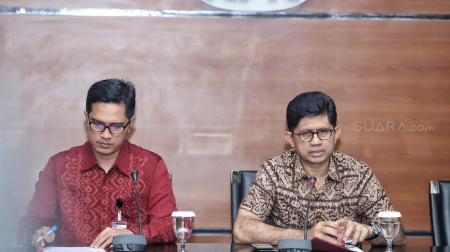 Wakil Ketua KPK Laode M. Syarief bersama Juru Bicara KPK Febri Diansyah memberi keterangan mengenai hasil OTT kasus dugaan suap terkait seleksi pengisian jabatan pimpinan tinggi di Kementerian Agama saat konferensi pers di gedung KPK, Jakarta, Sabtu (16/3). [Suara.com/Muhaimin A Untung]