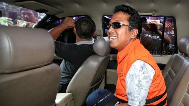 Ketua Umum PPP Romahurmuziy saat di mobil tahanan usai pemeriksaan di Gedung KPK, Jakarta, Sabtu (16/3). [Suara.com/Muhaimin A Untung]