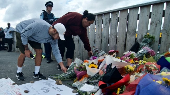 Warga meletakkan bunga di depan Masjid Wellington, Kilbirnie, Wellington, Selandia Baru, Sabtu (16/3). ANTARA FOTO/Ramadian Bachtiar