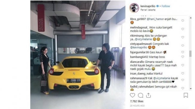 Kevin Aprilio - Vicy Melanie bersama Ferrari 458 Italia [Instagram: @kevinaprilio].