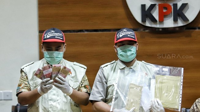 Penyidik menunjukkan barang bukti hasil OTT kasus dugaan suap terkait seleksi pengisian jabatan pimpinan tinggi di Kementerian Agama saat konferensi pers di gedung KPK, Jakarta, Sabtu (16/3). [Suara.com/Muhaimin A Untung]