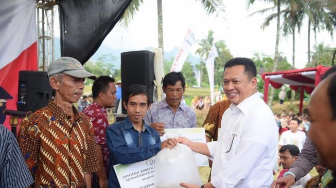 Ketua DPR Serahkan Bantuan Puluhan Alat Pertanian di Purbalingga