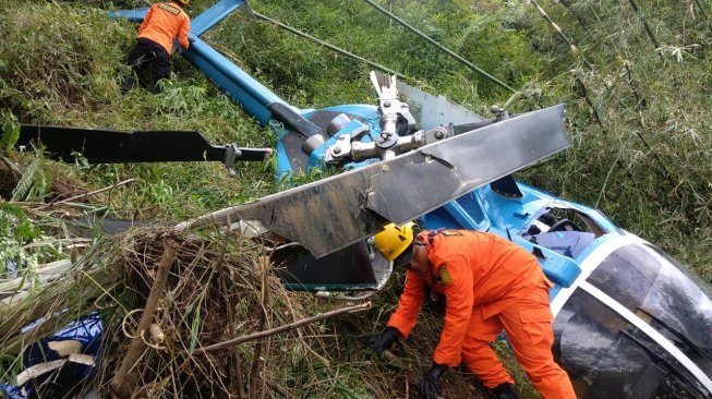 Helikopter BO-105 PK EAH jatuh di sekitar Bukit Gunung Kampug Ceuri, Desa Jayaratu Kecamatan Sariwangi, Kabupaten Tasikmalaya, Jabar. (Foto dok. Basarnas)