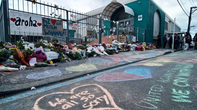 Warga meletakkan bunga di depan Masjid Wellington, Kilbirnie, Wellington, Selandia Baru, Sabtu (16/3). ANTARA FOTO/Ramadian Bachtiar