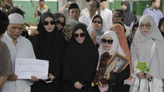 Eddies di acara pemakaman sang ayah di TPU Kober Gede Kampung Kemang, Jatiwaringin Bekasi, Sabtu (16/3/2019). [Wahyu Tri Laksono/Suara.com]