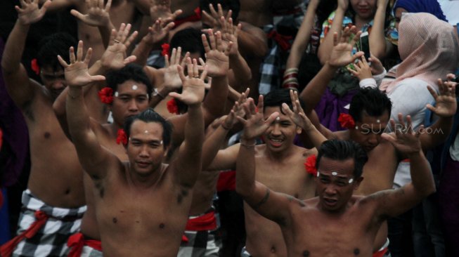 Penari menampilkan tari kecak di Pura Uluwatu, Bali, Minggu (17/3).  [Suara.com/Oke Atmaja]