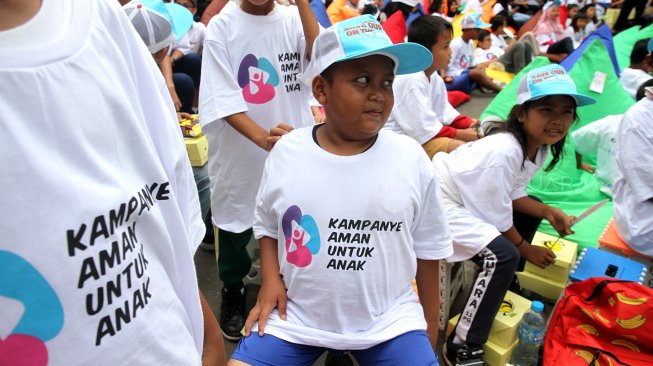 Sejumlah anak mengikuti rangkaian acara bertema "Kampanye Aman untuk Anak" di halaman kantor Badan Pengawas Pemilihan Umum (Bawaslu), Jakarta, Minggu (17/3). [Suara.com/Oke Atmaja]