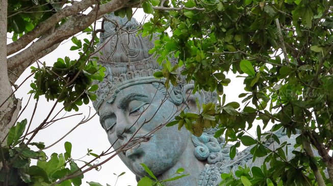 Suasana taman budaya Garuda Wisnu Kencana (GWK) di Bali, Minggu (17/3).  [Suara.com/Oke Atmaja]