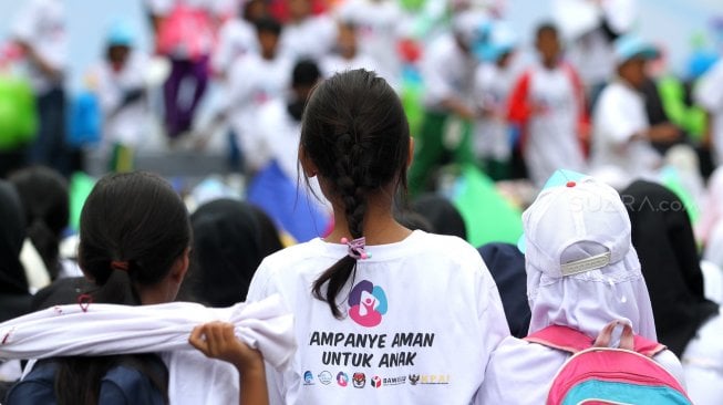 Sejumlah anak mengikuti rangkaian acara bertema "Kampanye Aman untuk Anak" di halaman kantor Badan Pengawas Pemilihan Umum (Bawaslu), Jakarta, Minggu (17/3). [Suara.com/Arief Hermawan P]